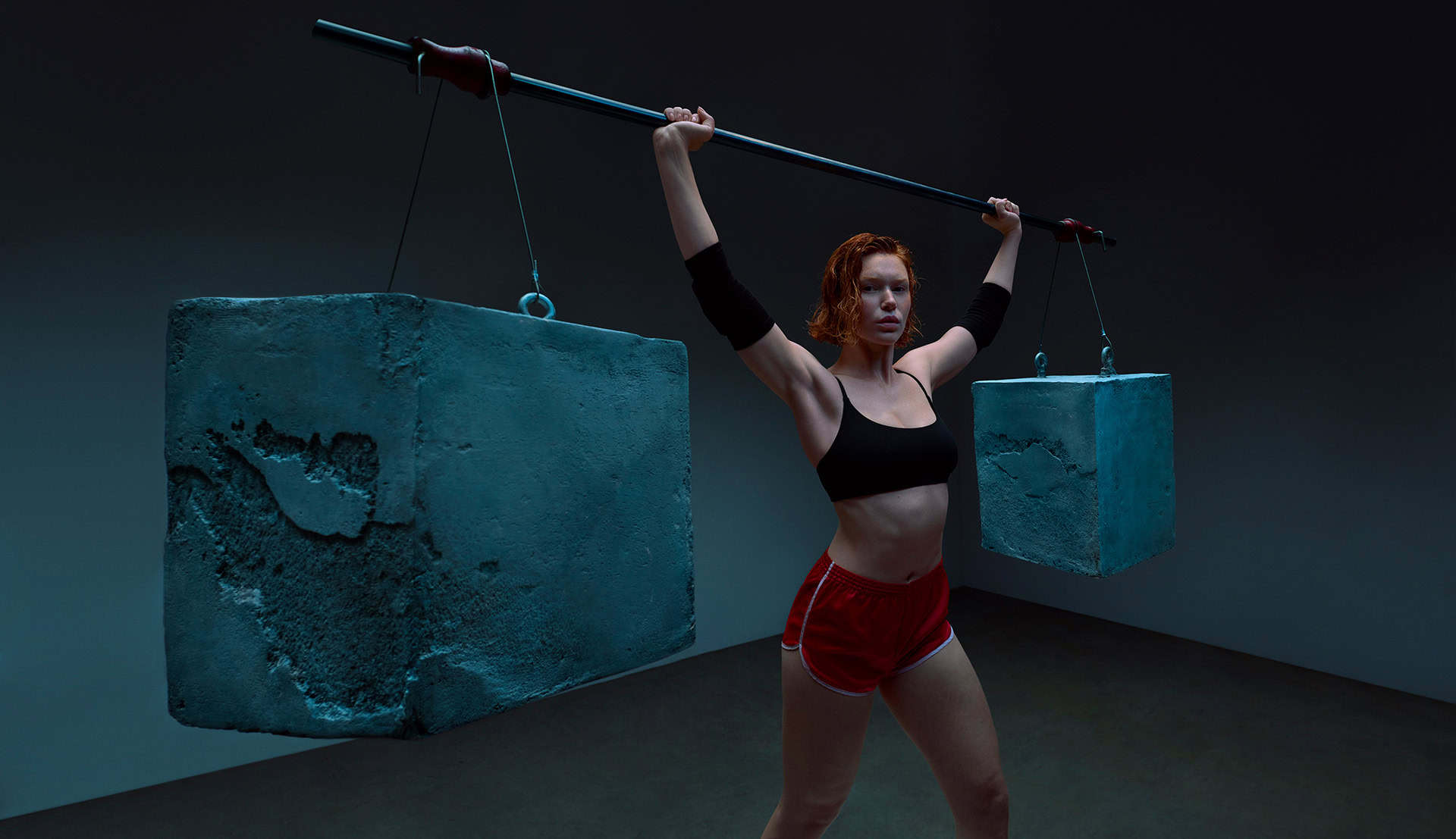 essentia-lift-2 Weightlifter lifting
